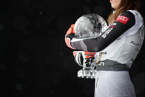 Petra Vlhová drží veľký krištáľový glóbus