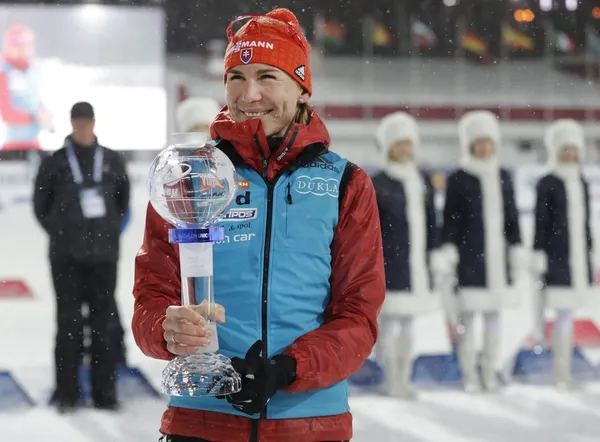 Anastasija Kuzmina má malý glóbus v celkovom hodnotení SP v rýchlostných pretekoch v sezóne 2017/2018