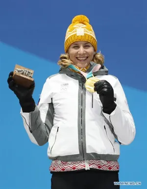 Elena Kaliská, Anastasia Kuzmina aj Matej Tóth gratulujú Petre Vlhovej, fotografia 1
