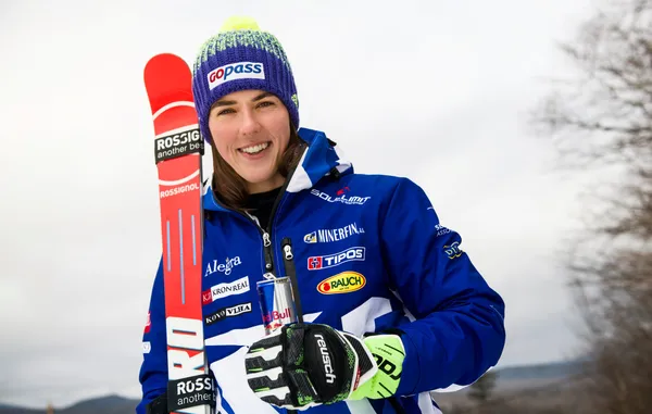 Petra Vlhová s lyžami v reprezentačnej bunde