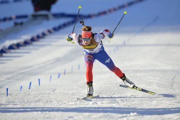 Paulína Fialková v šprinte v Hochfilzene tesne za pódiom