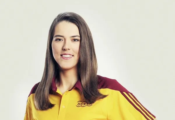 Petra Vlhová v žltej polokošeli VŠC DUKLA