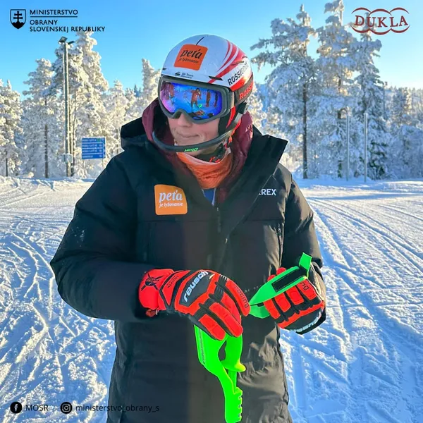 Petra Vlhová v zimnej bunde a prilbe na zasneženom svahu