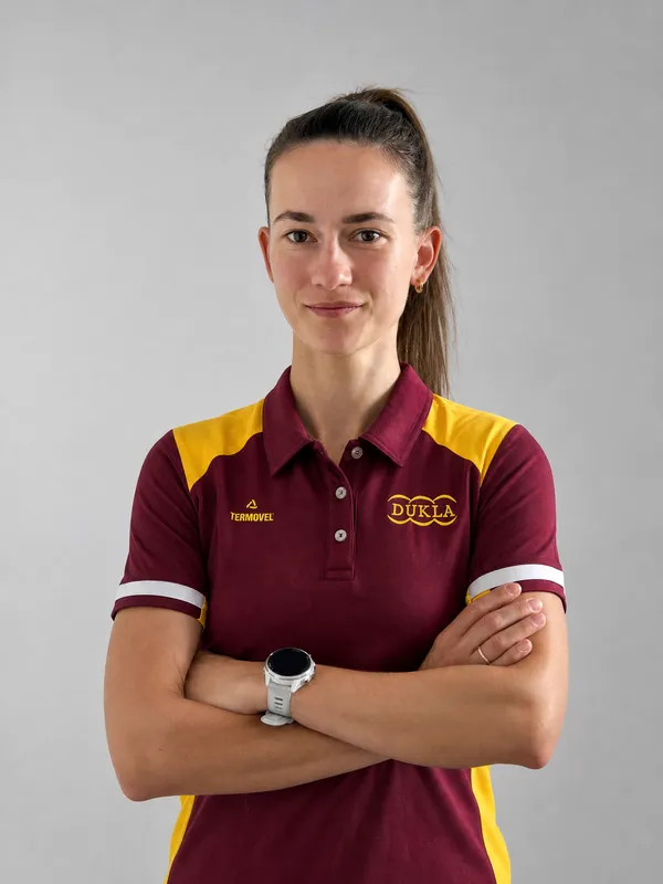 Hana Černá, ateliérový portrét v polokošeli DUKLA