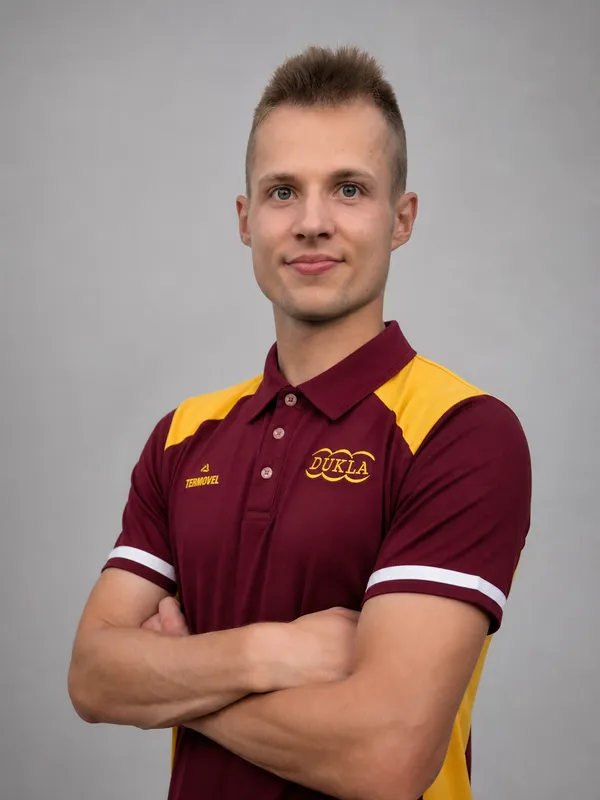 Patrik Dömötör, ateliérový portrét v polokošeli DUKLA