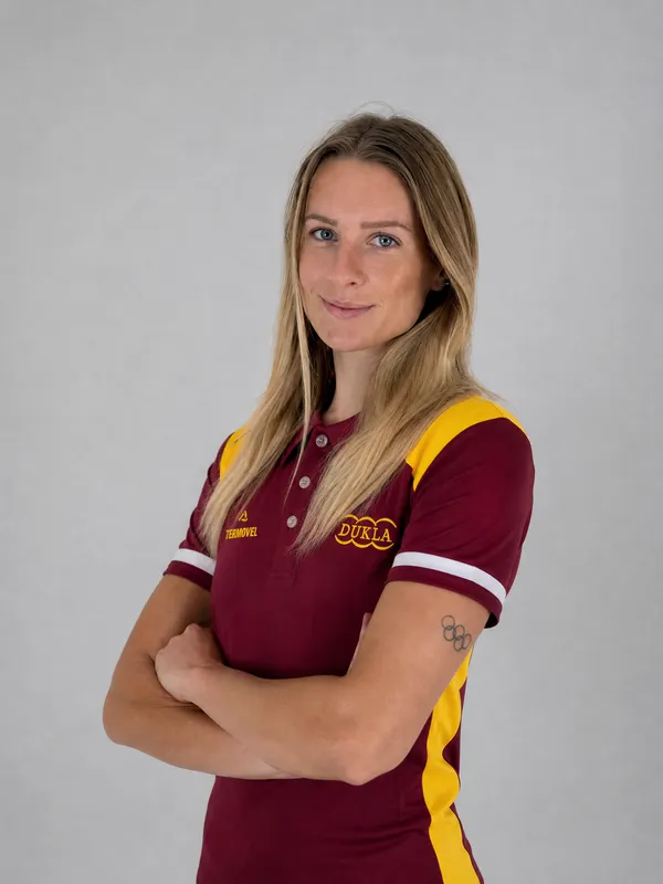 Viktória Forster, ateliérový portrét v polokošeli DUKLA
