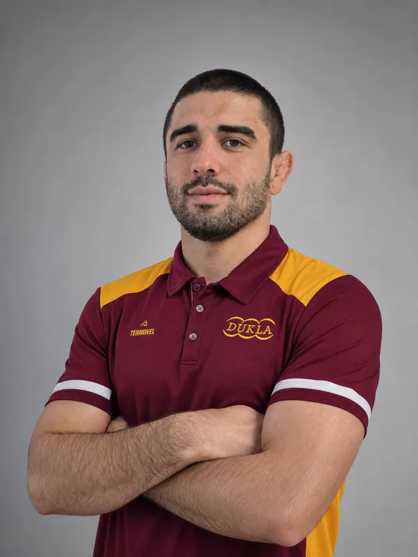 Akhsarbek Gulaev, ateliérový portrét v polokošeli DUKLA