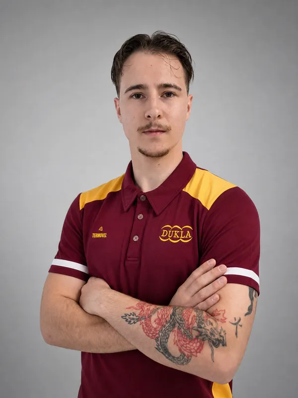 Roman Hrčka, ateliérový portrét v polokošeli DUKLA