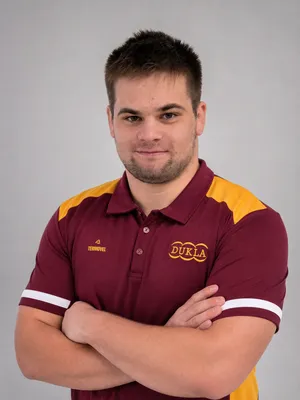 Adam Jakšík, ateliérový portrét v polokošeli DUKLA