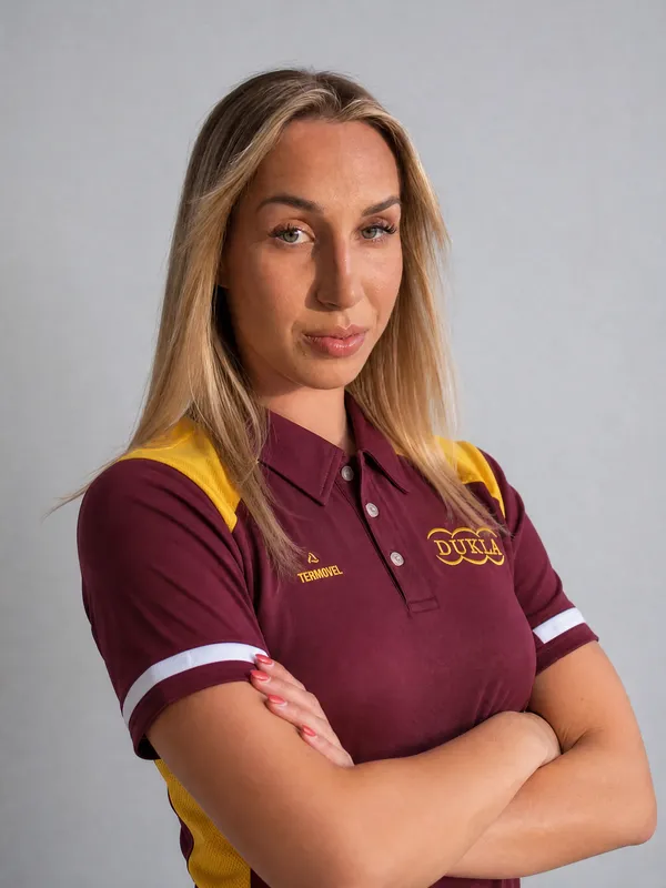 Tamara Kubalová, ateliérový portrét v polokošeli DUKLA