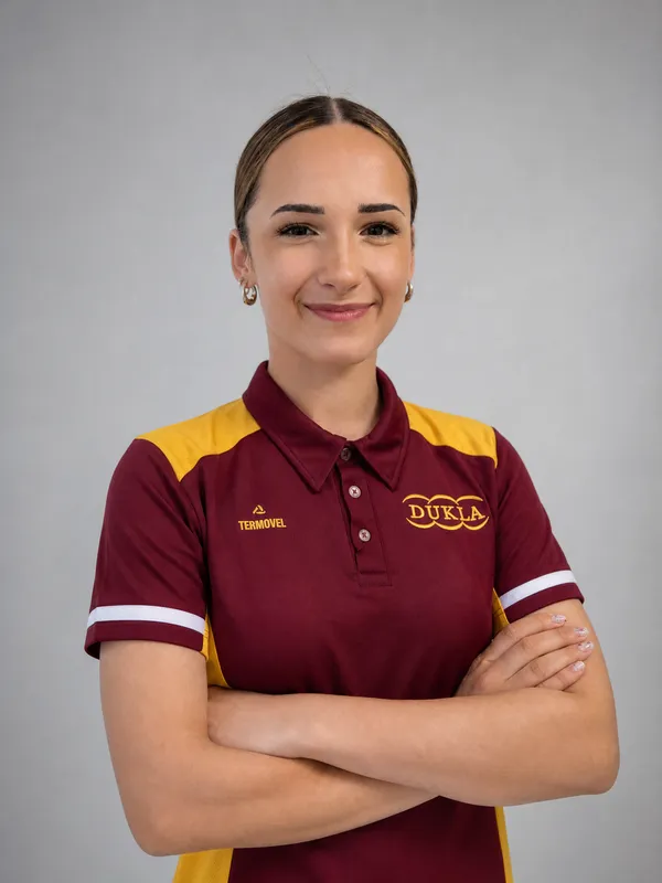 Nina Kvasnicová, ateliérový portrét v polokošeli DUKLA