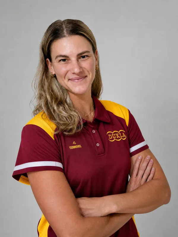 Daniela Ledecká, ateliérový portrét v polokošeli DUKLA