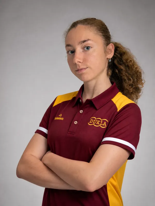 Tamara Molentová, ateliérový portrét v polokošeli DUKLA