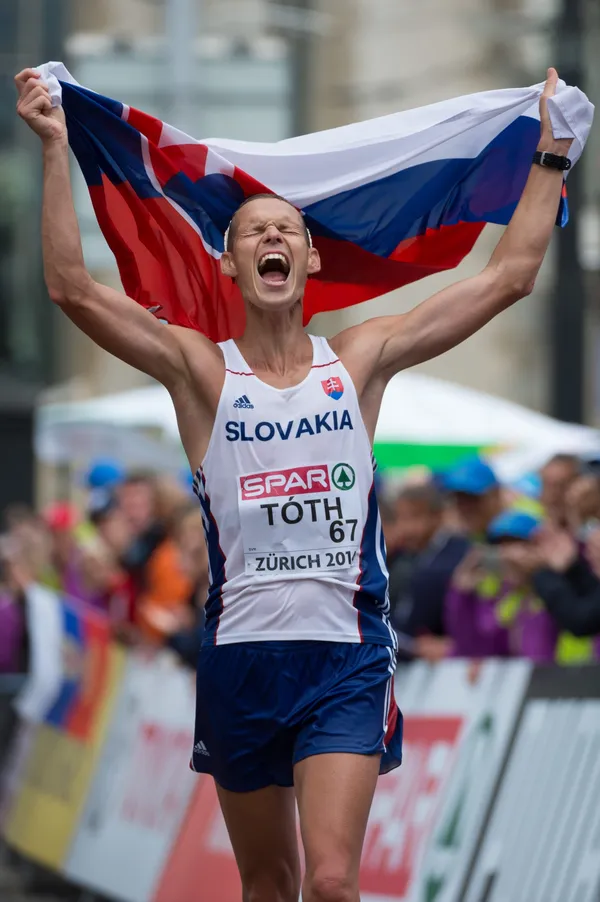 Matej Tóth so slovenskou vlajkou na majstrovstvách Európy v Zürichu 2014.