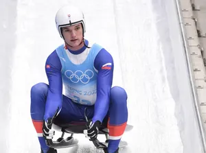 Slovenský sánkar na dráhe počas zimných olympijských hier v Pekingu 2022.