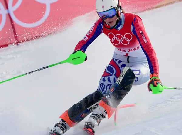 Slovenská slalomárka na trati počas zimných olympijských hier v Pekingu 2022.