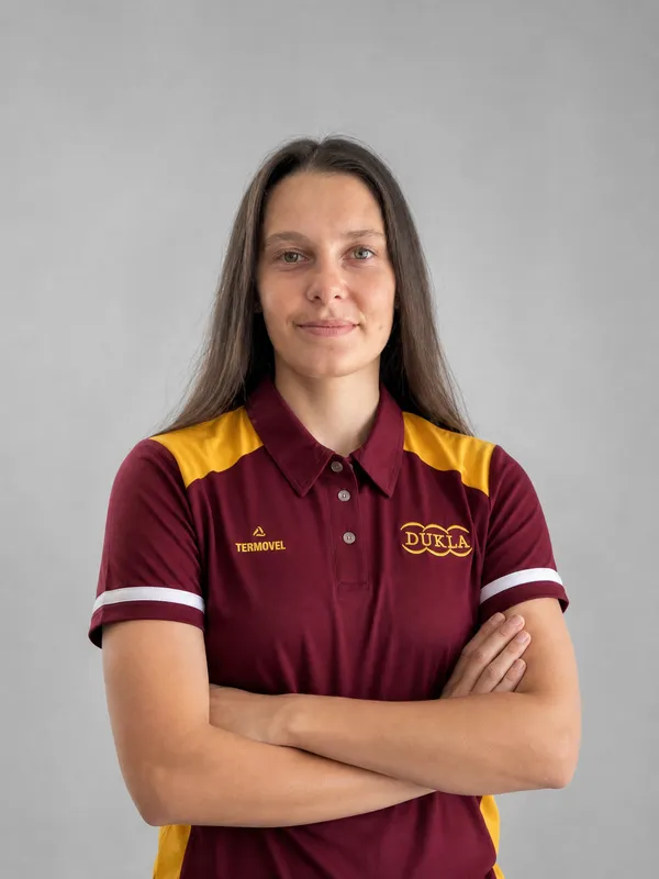 Mária Remeňová, ateliérový portrét v polokošeli DUKLA