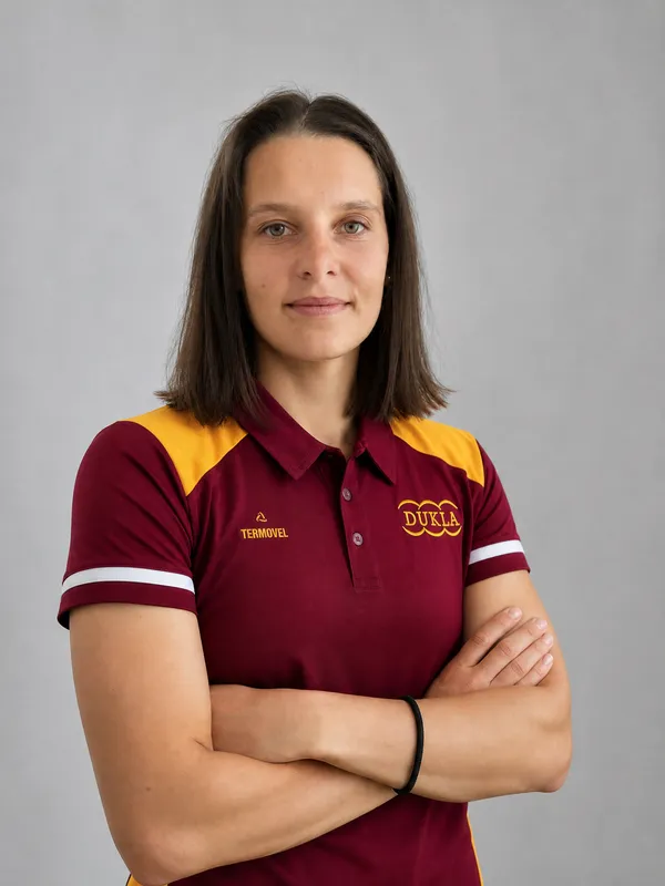 Zuzana Remeňová, ateliérový portrét v polokošeli DUKLA