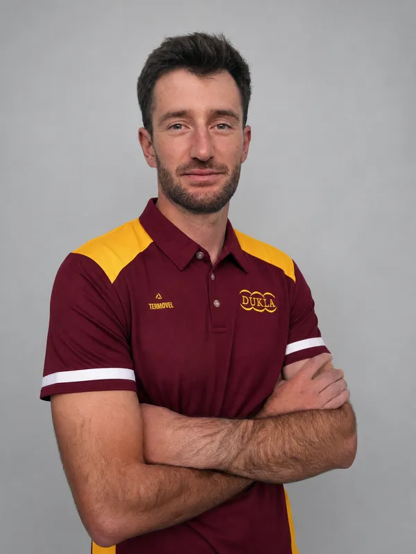 Jakub Šiarnik, ateliérový portrét v polokošeli DUKLA