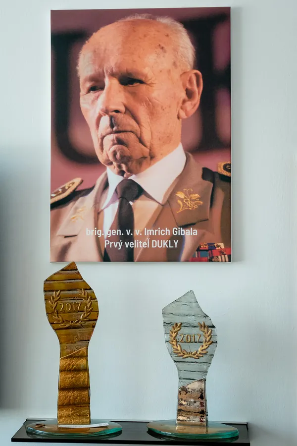 Portrét prvého veliteľa Dukly Imricha Gibalu v Sieni slávy, pod ním trofeje.
