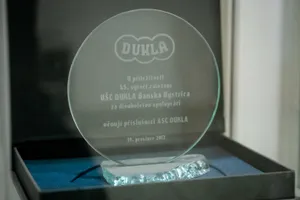 Sklenená pamätná plaketa VŠC DUKLA vo vitríne Siene slávy.