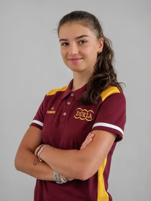 Michaela Straková, ateliérový portrét v polokošeli DUKLA