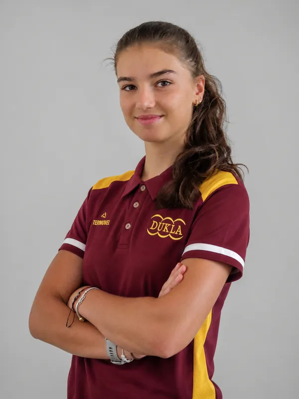 Michaela Straková, ateliérový portrét v polokošeli DUKLA
