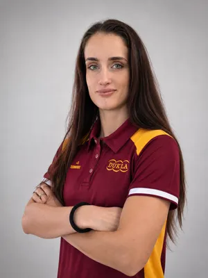 Monika Tadlánek Chochlíková, ateliérový portrét v polokošeli DUKLA