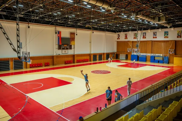 Interiér športovej haly DUKLA v Banskej Bystrici počas tréningu