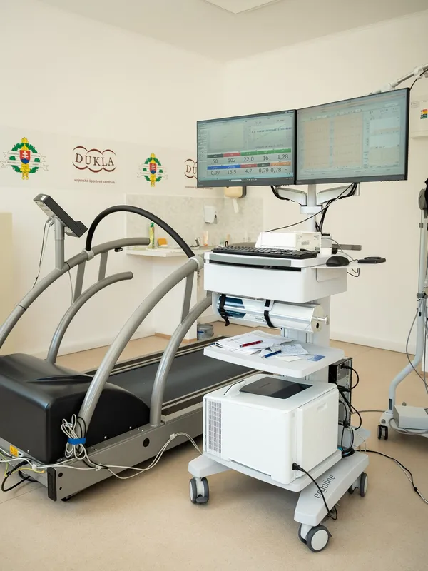 Pracovisko spiroergometrie s bežeckým pásom a meracou jednotkou