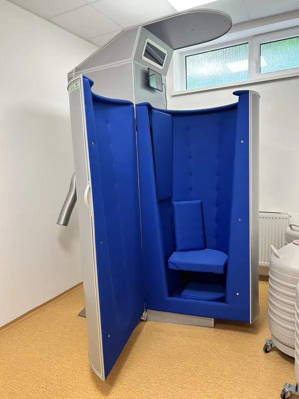 Otvorená kryosauna s výhľadom do kabíny