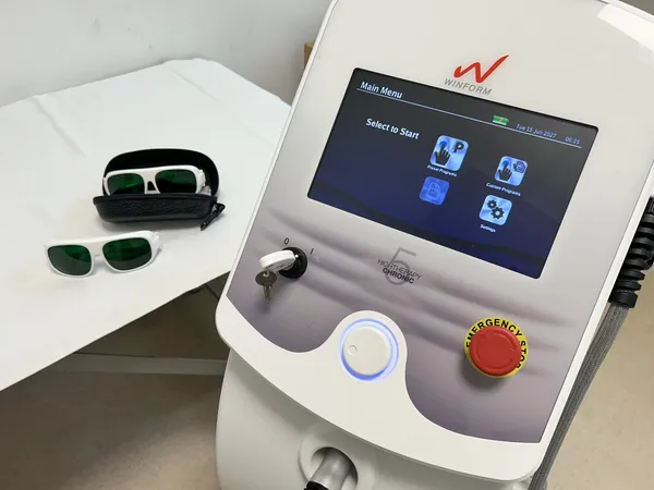 Laseroterapeutický prístroj s ochrannými okuliarmi
